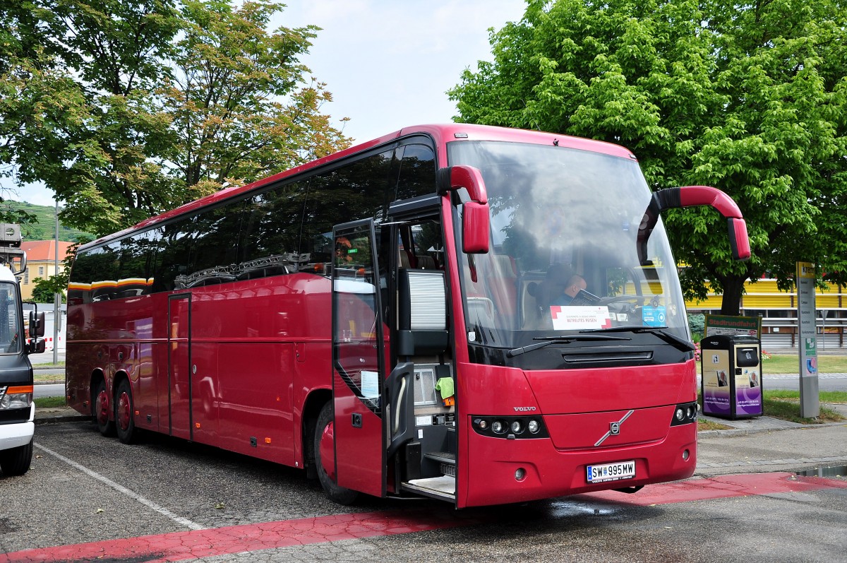 Volvo 9700 unterwegs fr  Betreutes Reisen  vom Gesundheits und Sozialdienst aus sterreich im Juni 2015 in Krems gesehen.