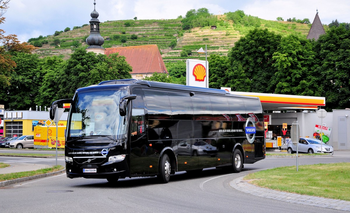 Volvo 9700 von Volvo sterreich im Juni 2015 in Krems gesehen.