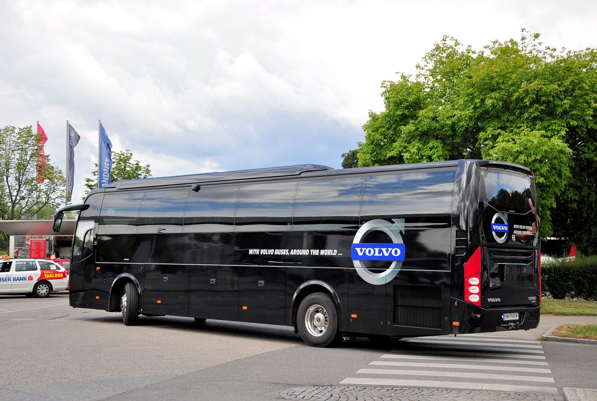 Volvo 9700 von Volvo sterreich im Juni 2015 in Krems gesehen.