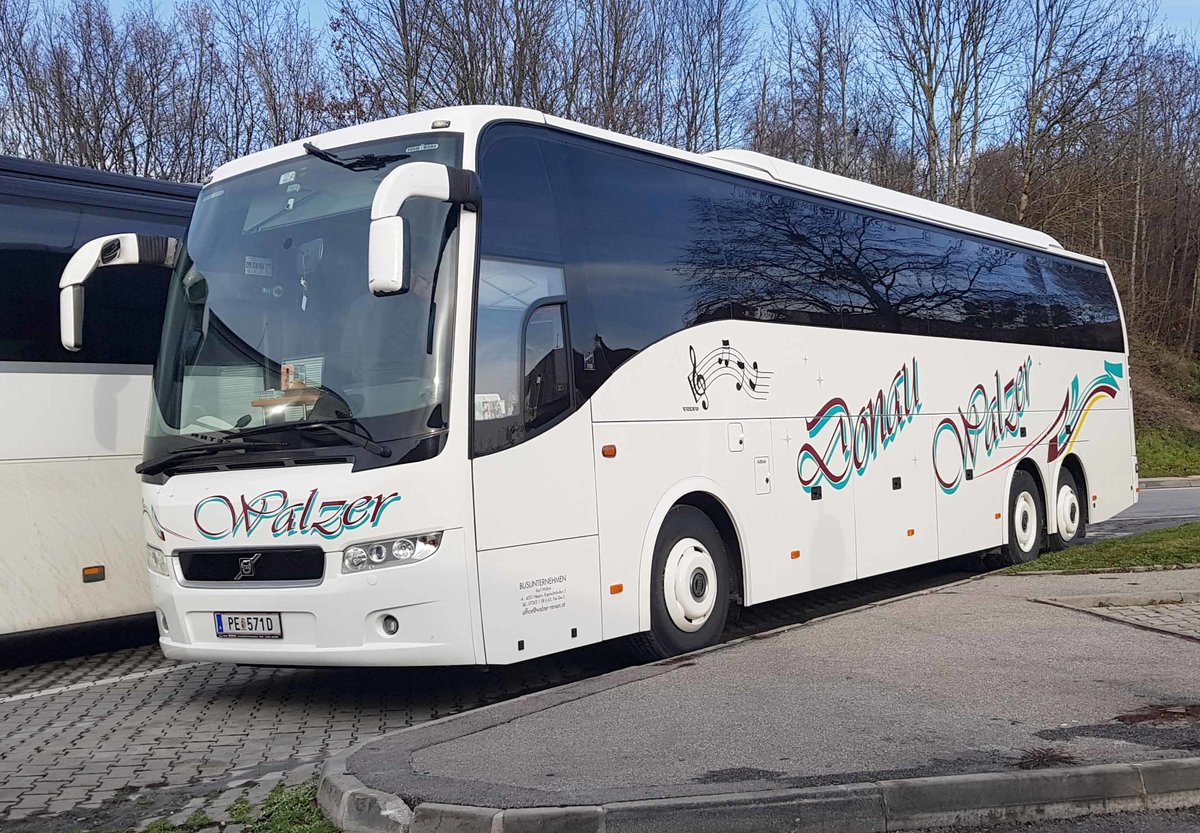 Volvo 9700 von WALZER REISEN aus Naarn rastet an der A 3 im November 2019