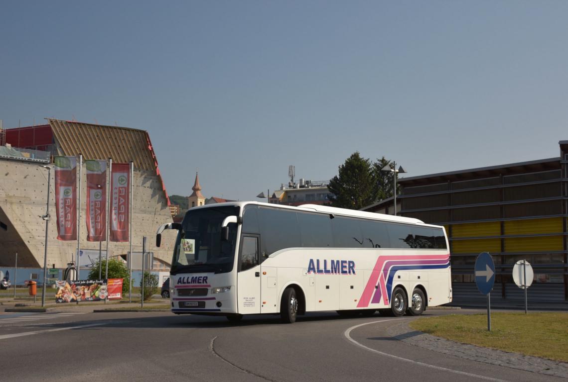 Volvo 9900 von Allmer Reisen aus sterreich im Mai 2018 in Krems.