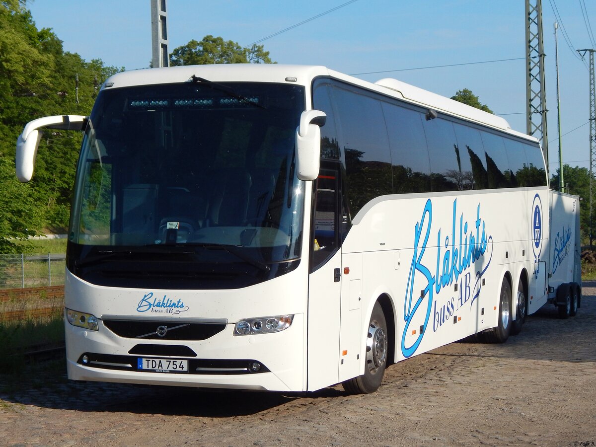 Volvo 9900 von Blåklintsbuss aus Schweden mit Anhänger in Burg Stargard.