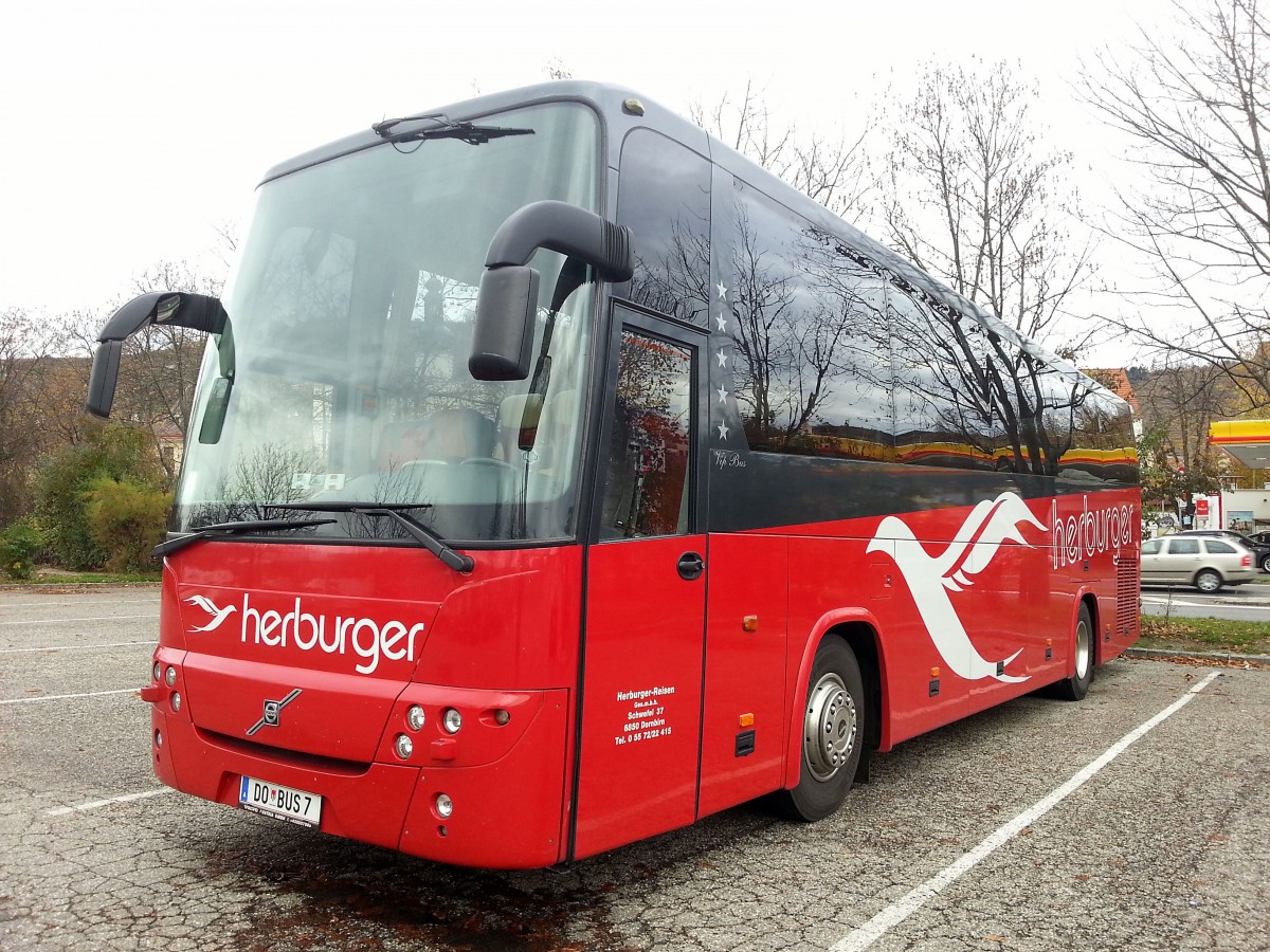 Volvo 9900 von Herburger Reisen/sterreich im Nov.2013 in Krems gesehen.