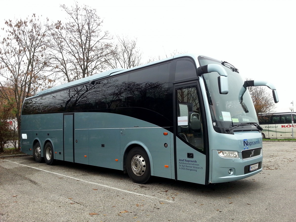 VOLVO 9900 von Napravnik Reisen aus Wien am 14.11.2014 in Krems gesehen.
