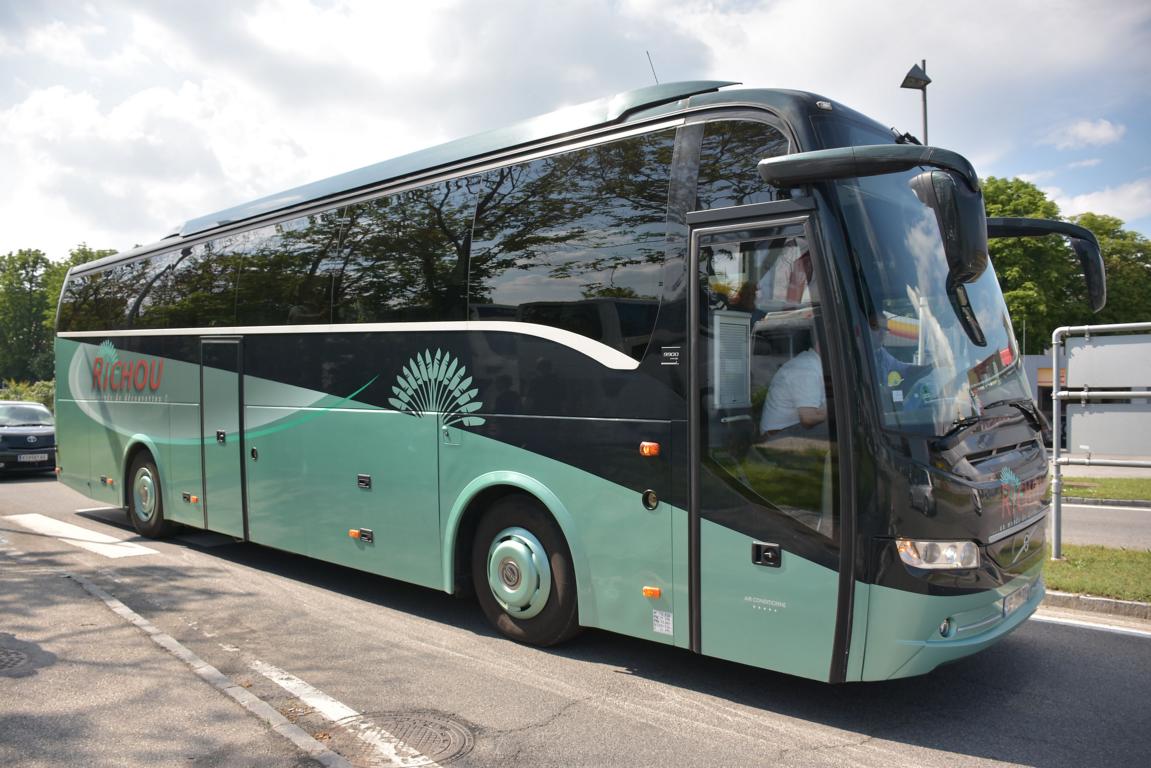 Volvo 9900 von RICHOU Reisen aus Frankreich im Mai 2018 in Krems.
