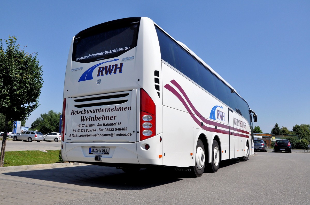 VOLVO 9900 (Sonderleuchten fr den nordischen Raum)von RWH ( Reisebusunternehmen Weinheimer) aus der BRD in Krems gesehen.