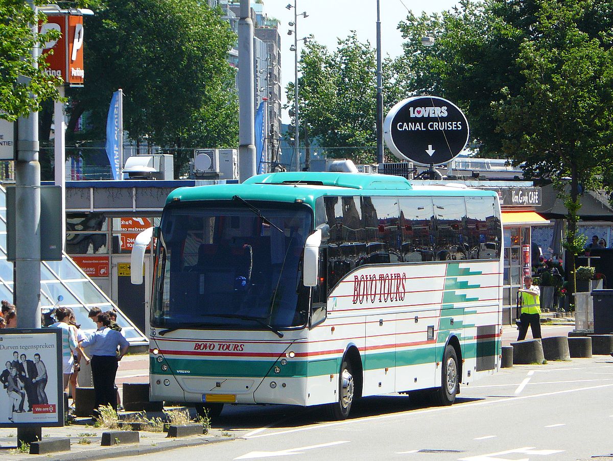 Volvo B12B der Firma Bovotours. Prins Hendrikkade, Amsterdam 11-06-2014.