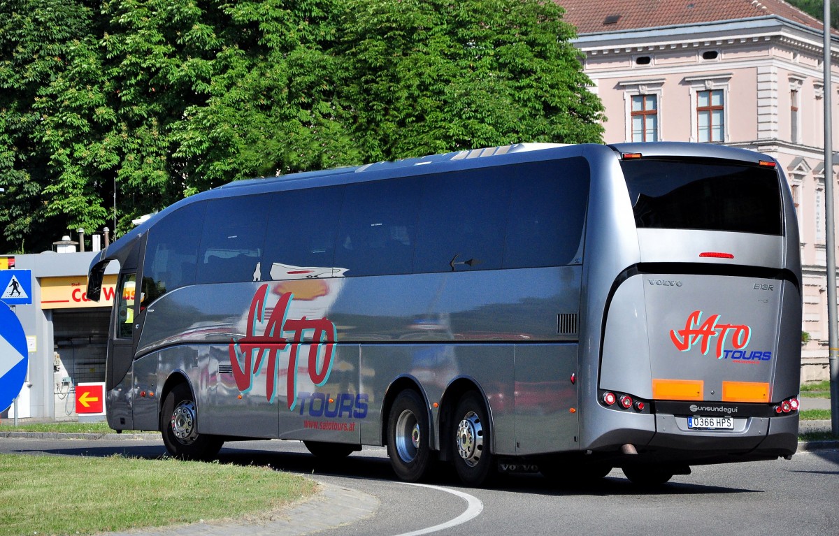 Volvo B13R von Sato tours aus Spanien im Juni 2015 in Krems unterwegs.
