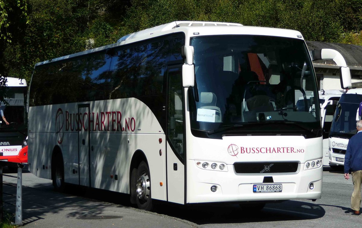 Volvo von  BUSSCHARTER.NO  steht im August 2017 in Geiranger/N