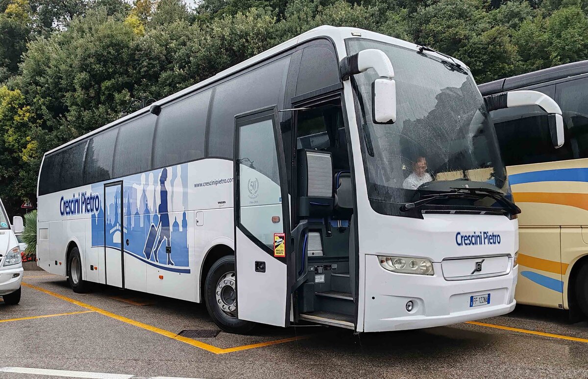 Volvo des Busunternehmens CRESCINI PIETRO steht in Limone am Gardasee, 09-2025