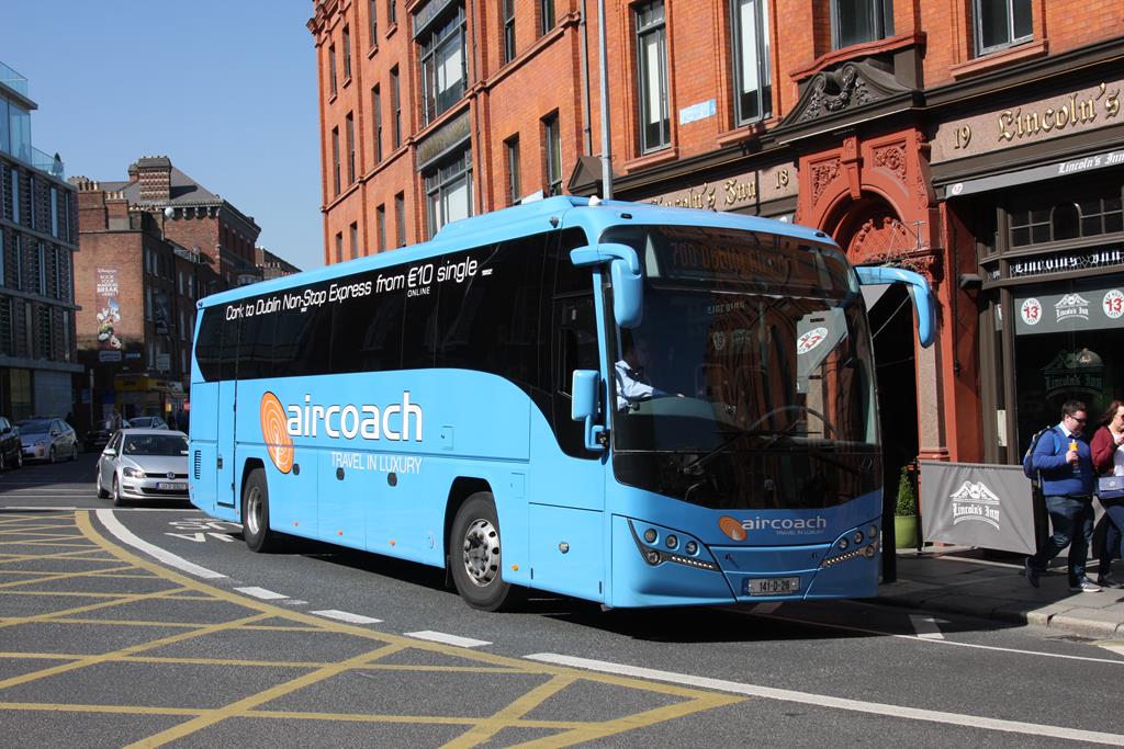 Volvo Flughafenbus _Aircoach am 8.4.2017 in Dublin in Irland. 