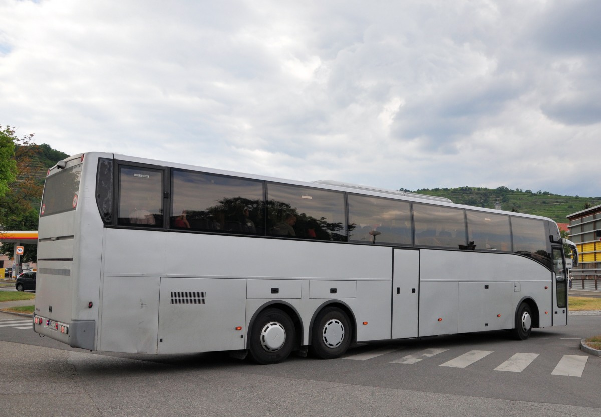 Volvo mit MAN Radzierkappen aus Polen im Juni 2015 in Krems gesehen.