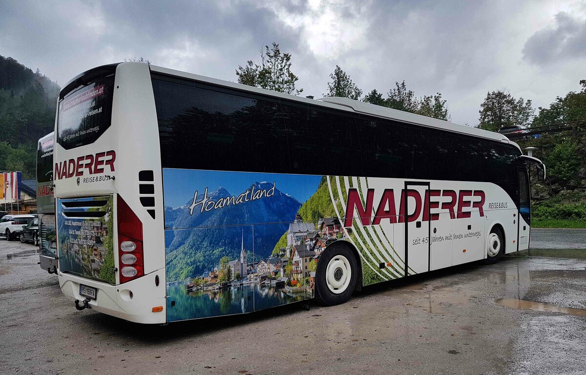=Volvo von NADERER-Reisen aus Oberösterreich steht am Bergwerksparkplatz in Hallein