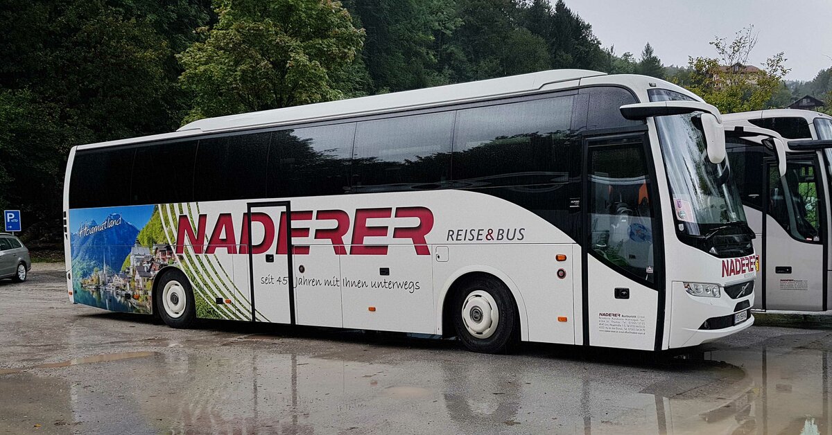 =Volvo von NADERER-Reisen aus Oberösterreich steht am Bergwerksparkplatz in Hallein