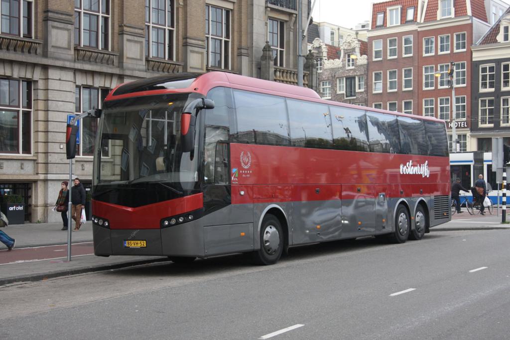 Volvo Reisebus am 28.10.2014 vor Centraal Bahnhof in Amsterdam.