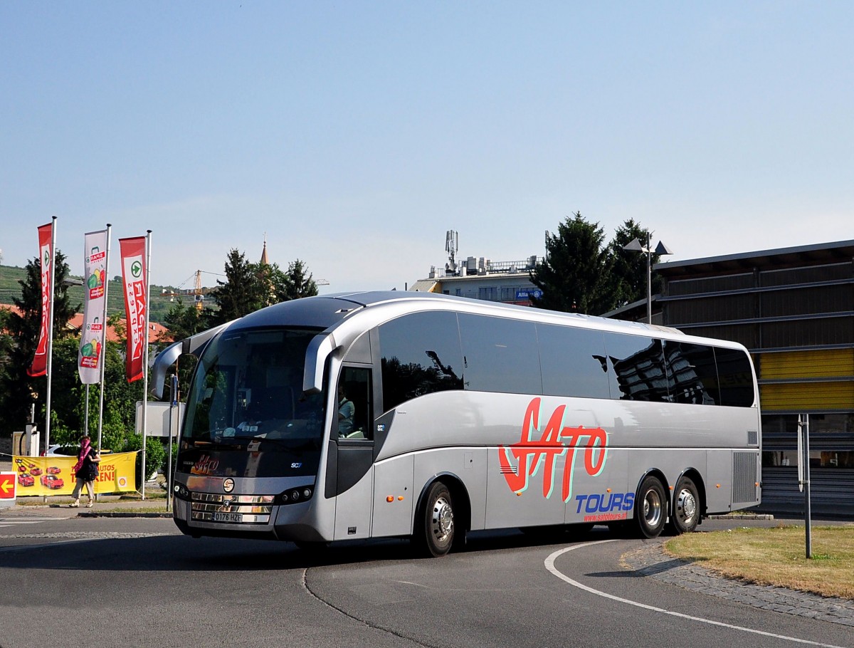 Volvo SC7 von Sato tours aus Spanien im Juni 2015 in Krems unterwegs.