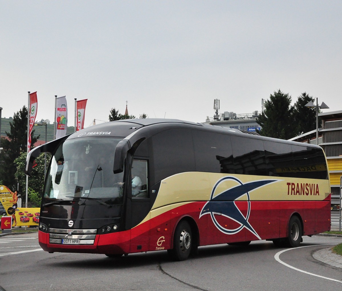 VOLVO Sunsundegui von Transvia aus Spanien im Mai 2015 in Krems unterwegs..