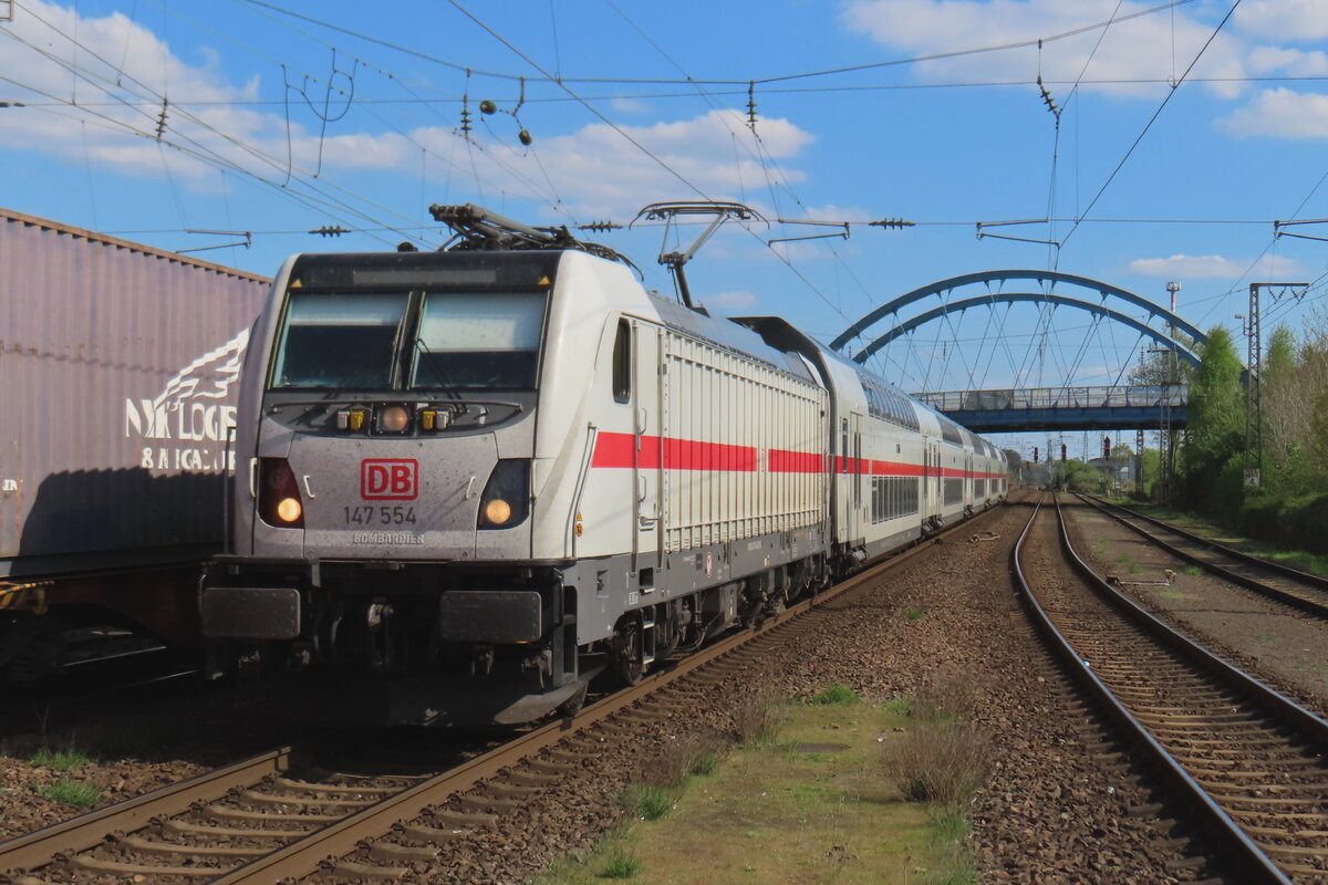 Vom Bahnsteig wurde am 26 April 2025 DB 147 554 mit der IC nach Emden in Salzbergen mit etwas fotografischen Zooming fotografiert.