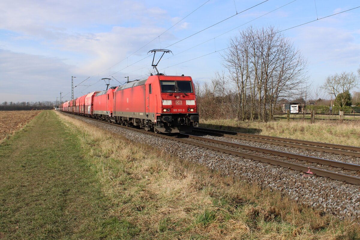 Vom offenbarer Pfad wurde am 21 Februar 2025 DBC 185 301 miot Kohlezug bei Kaarst fotografiert. 