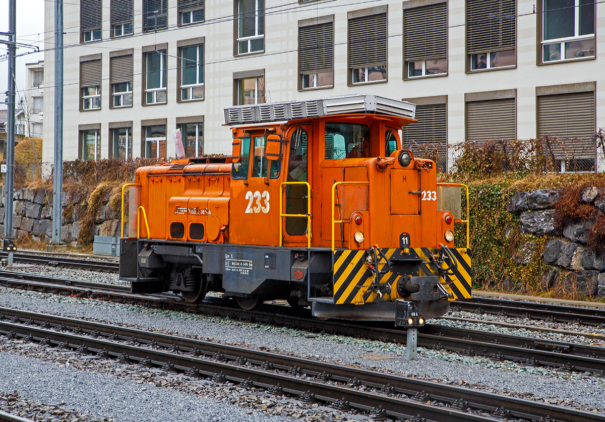 Von der anderen Seite, ohne Wagen....
Die RhB Gm 3/3 – 233 beim Manver  am 17.02.2017 im Bahnhof Chur.

Die Gm 3/3 ist eine dreiachsige dieselelektrische Rangierlokomotive der Rhtischen Bahn (RhB). Fr die RhB wurden drei Maschinen von der franzsischen Firma Moyse gebaut und zwischen 1975 und 1976, mit den Betriebsnummern 231 bis 233, in Betrieb genommen. Die 233 wurde 1976 unter der Fabriknummer 3555 von Moyse gebaut.

Gem der ursprnglichen Idee sollte der Hersteller, die franzsische Firma Moyse, die meisten Baugruppen aus der Serienproduktion eines franzsischen Loktyps bernehmen. Die vielen Sonderwnsche der RhB (MTU-Dieselmotor, Vakuumbremse, Vielfachsteuerung, Fhrerstandseinrichtung nach RhB-Norm) erzwangen jedoch umfangreiche nderungen und verzgerten die Lieferung der Anfang 1974 bestellten Fahrzeuge erheblich.

Die Stundenleistung der maximal 55 km/h schnellen, 34 t schweren Lokomotiven betrgt 220 kW. Mittels eines dem Gleichstrom-Fahrmotor nachgeschalteten Getriebe kann zwischen Rangier- und Streckengang gewechselt werden.

Die ursprnglich rotbraun, seit Anfang der 1990er Jahre verkehrsorange lackierten Gm 3/3 verrichten planmig den schweren Rangierdienst auf den Bahnhfen Landquart, Chur und Untervaz. Dank ihrer hohen Anfahrzugkraft (im Rangiergang 153 kN) und der mglichen Doppeltraktion eignen sich die robusten Fahrzeuge auch fr den schweren Bauzugdienst. Schneerumfahrten, gemeinsam mit der kleinen Schneeschleuder Xrotm 9216 oder der grossen Xrotmt 9217, gehren ebenfalls zum Einsatzprogramm.

TECHNISCHE DATEN (der Gm 3/3):
Spurweite:  1.000 mm
Achsformel: C
Lnge ber Puffer: 7.960 mm
Breite: 2.700 mm
Dienstgewicht: 34 t
Hchstgeschwindigkeit:  55 km/h
Dauerleistung:  386 kW (Dieselmotor) / 220 kW (am Rad)
Anfahrzugkraft:  153 kN (Rangiergang) / 61 kN (Streckengang)
Stundenzugkraft:  83.4 kN (Rangiergang) / 34.3 (Streckengang)
Treibraddurchmesser:  920 mm
Motor:  MTU 6-Zylinder-Dieselmotor 6V 33 1 TC10
Leistungsbertragung:  Diesel-Elektrisch

Was Aktuelles (2021):
Seit dem 10.April 2021 sind die drei RhB Rangierloks Gm 3/3 231-233 bei der Dampfbahn Furka-Bergstrecke. Eine Lok ersetzt die revisionsfllige Gm 4/4 71  Elch  (ex MGB), die beiden anderen Loks werden als Ersatzteilspender dienen.
Siehe auch:
http://www.furka-rhein-main.de/index.php/17-aktuell/73-neues-rollmaterial
