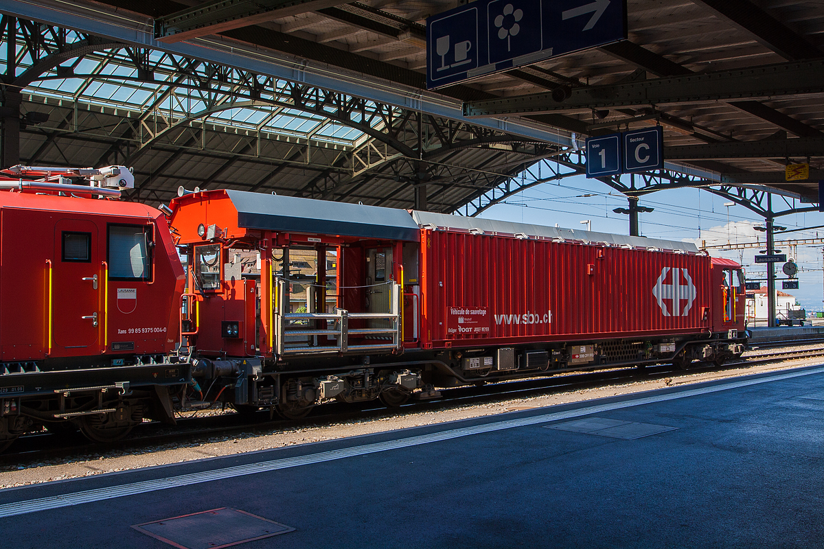 Von der anderen Seite...
Das Rettungsfahrzeug XTmas 99 85 9147 004-3  von dem Lösch- und Rettungszug (LRZ)  Lausanne  hier am 29.05.2012 im Bahnhof Lausanne. 

Das Basisfahrzeug ist ein Windhoff MPV mit Spezialcontaineraufbau und Unterflurantrieb, 2 x 390 kW (MTU- PowerPack). 
Das Fahrzeug besitzt weiterhin: Rettungscontainer (Dräger Safety) mit Rettungsraum mit Bänken und Gestellen für Tragen, Schleusenraum, Funkschrank, Atemluftvorrat 540.000 Liter. Die Rettungsplattform als Verkehrsfläche für die Passagiere. Sowie einen Hilfsführerstand (Look Out) für Rückwärtsfahrt.