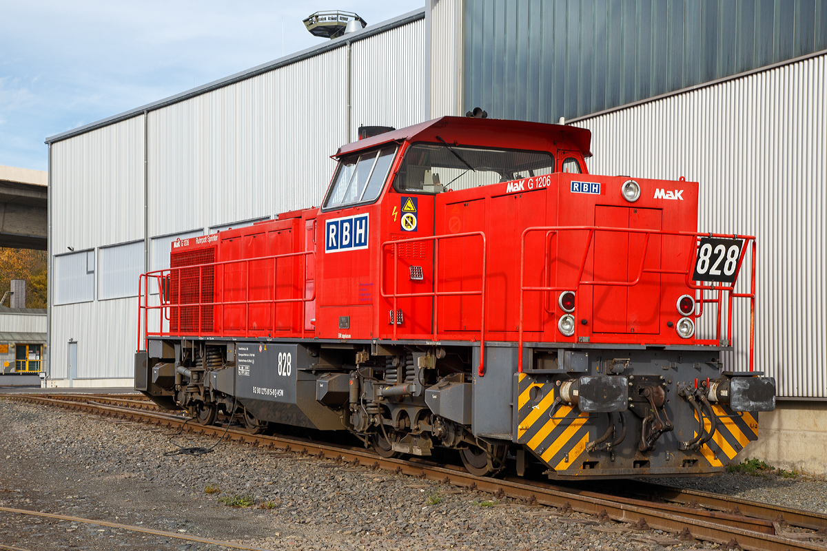 
Von der anderen Seite....Die 275 815-9 (92 80 1275 815-9 D-KSW) eine MaK G 1206, ex Ruhrpott Sprinter RBH 828, ist am 08.11.2015 in Siegen-Eintracht abgestellt.

Die MaK G 1206 wurde 2000 von Vossloh (seit 1998 war MaK an Vossloh verkauft) unter der Fabriknummer 1001024 gebaut und an die LC - Locomotion Capital Ltd (ab 2003 Angel Trains Cargo, ab 2010 Alpha Trains Belgien) geliefert. Vermietet war sie an die RBH - RAG Bahn und Hafen GmbH, ab 2006 RBH Logistics GmbH, hier fuhr sie als RBH 828 „Ruhrpott Sprinter“. Seit Oktober 2015 fährt sie nun für die KSW.
