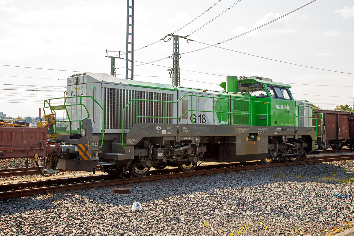 
Von der anderen Seite.....
Die an die SLG Spitzke Logistik GmbH vermietete und der Vossloh Locomotives GmbH gehörende G 18 (92 80 4180 001-4 D-VL) im am 12.09.2015, mit einem  Langschienenzug, beim ICE-Bahnhof Montabaur abgestellt. 

Weitere Daten siehe: http://hellertal.startbilder.de/bild/deutschland~unternehmen~spitzke-ag-unternehmensgruppe/452184/die-an-die-slg-spitzke-logistik.html