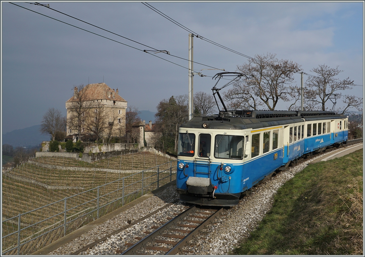 Vor dem Hintergrund eines grauen Hochnebels hat der ABDe 8/8 4001  Schweiz  Le Châtelard erreicht und fährt nun Richtung Montreux. 
13. März 2016