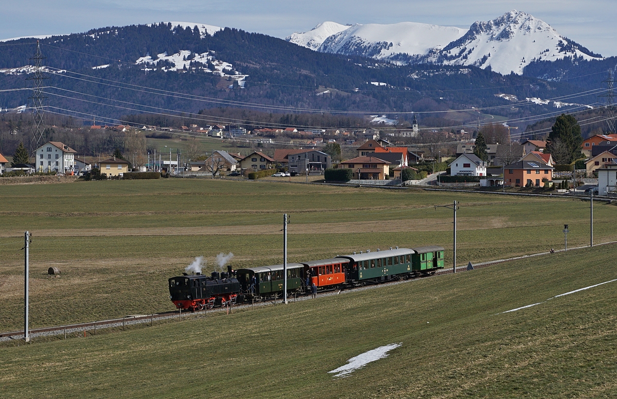 Vor den markanten Veränderungen der Bahnanlange in Châtel-St-Denis verkehrte zu diesem Anlas ein Blonay-Chamby Dampfzug nach Palézieux, hier ist die G 2x 2/2 105 kurz nach Bossonnens zu sehen. 

3. März 2019