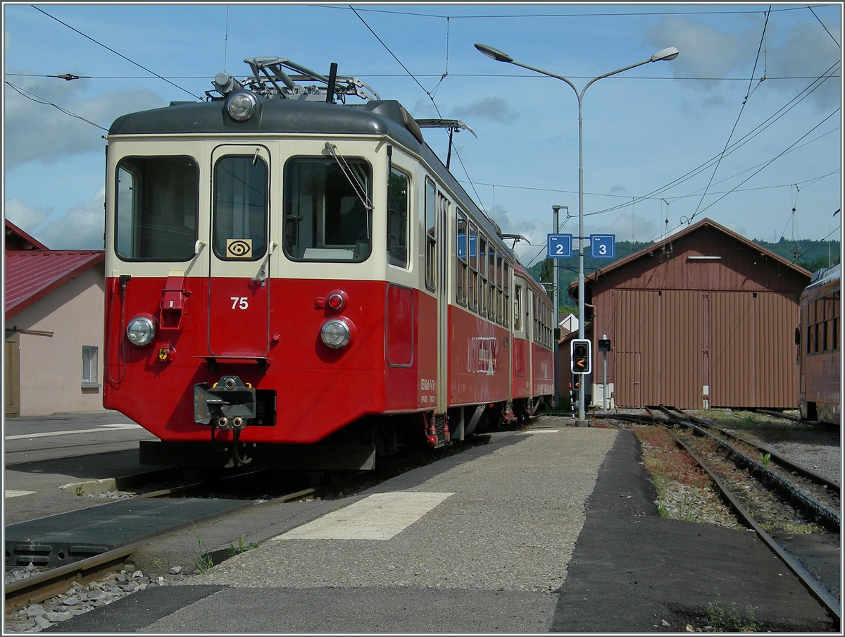 Vor Pfingsten wurden einige Zge mit zwei CEV BDe 2/4 gefahren. Hier wartet der Regionalzug 1322 in Blonay auf die Abfahrt nach Vevey. 
5. Juni 2014