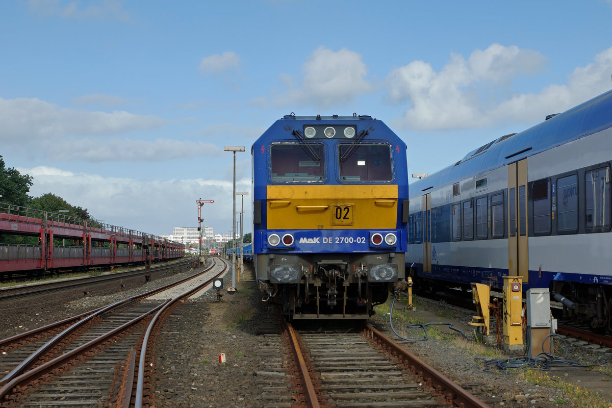 Vorlufig noch nicht mit Autozgen zwischen Niebll und der Insel Sylt im Einsatz sind die blauen Zge, wie dieser mit der  MAKE DE 2700-02 und den passenden Wagen. Am 8. August 2016 konnten diese Zge eines privaten Unternehmers noch auf verschiedenen Bahnhfen abgestellt beobachtet werden.
Foto: Walter Ruetsch