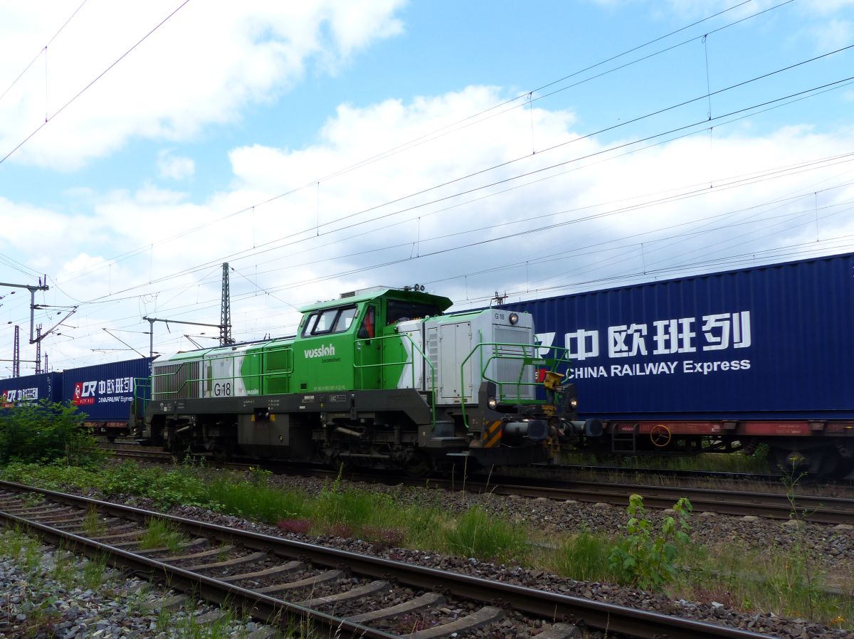 Vossloh Locomotives Diesellok G 18 mit Nummer 92 80 4180 001-4 D-VL Baujahr 2011 Gterbahnhof Oberhausen West 13-07-2017.

Vossloh Locomotives dieselloc G 18 met nummer 92 80 4180 001-4 D-VL bouwjaar 2011 goederenstation Oberhausen West 13-07-2017.