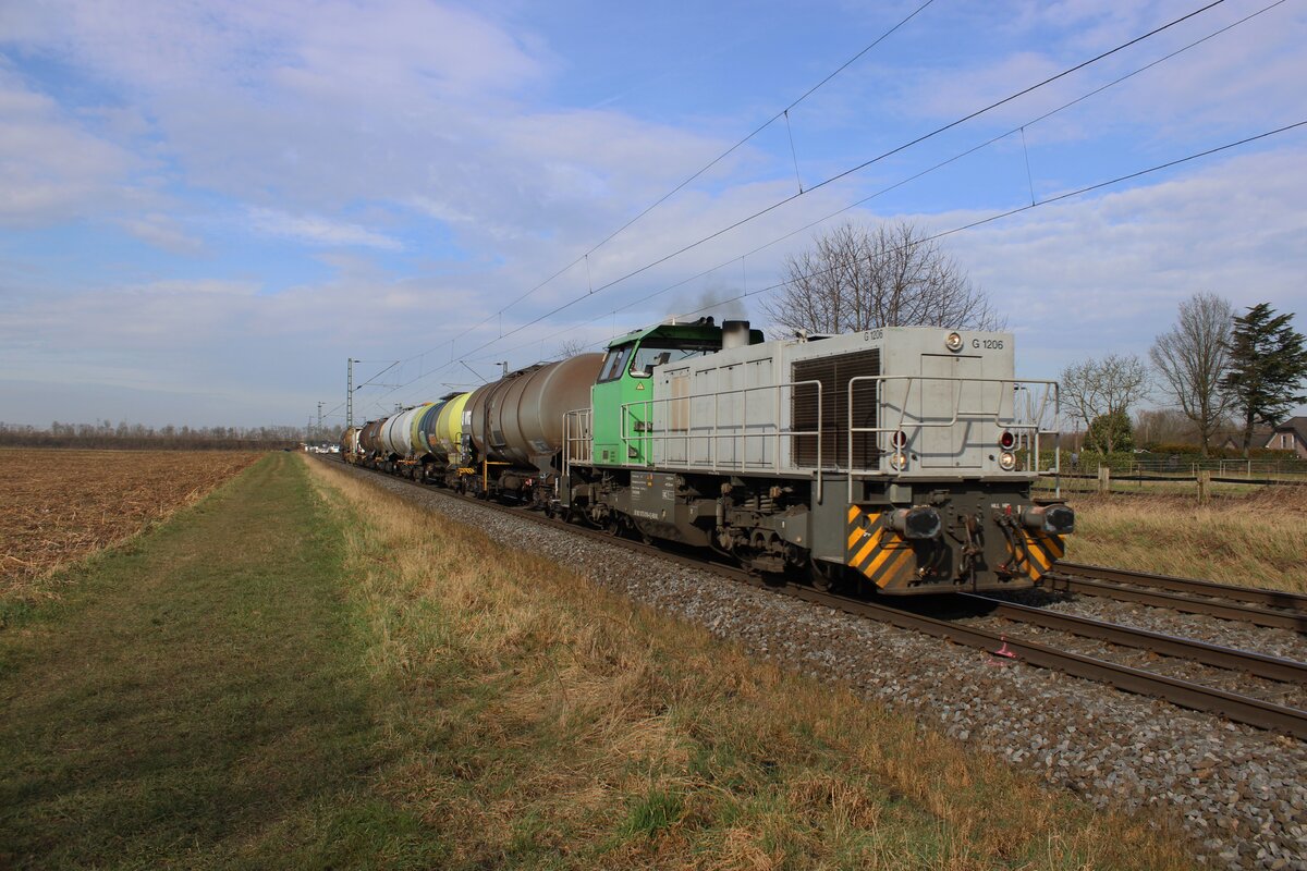 Vossloh/Chemion 275 016, ex CFL 1510, schlept ein Nahgüterzug bei Kaarst am 21 Februar 2025/.