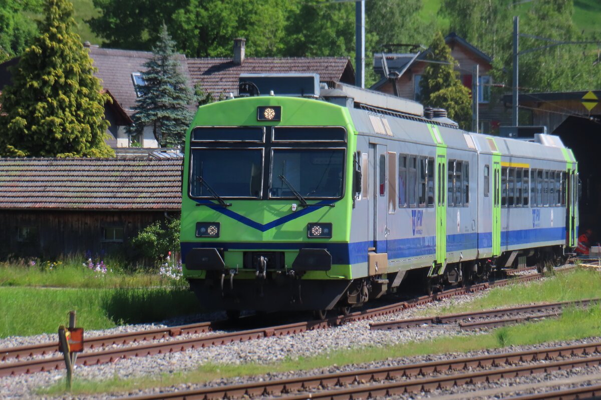 VPM 566 241 steht am 18 Mai 2025 ins Bahnhof von Sümiswald-Grünen und tragt noch die BLS-Farben. Einige Monate zufor hatten die BLS die letzte Triebzüge der Reihe 566 ausgemüsterd und die 566 241 an die VPM geschenckt. 