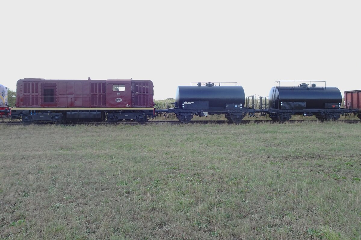 VSM 2459 steht mit einige Guterwagen am 4 September abgestellt in Lieren.