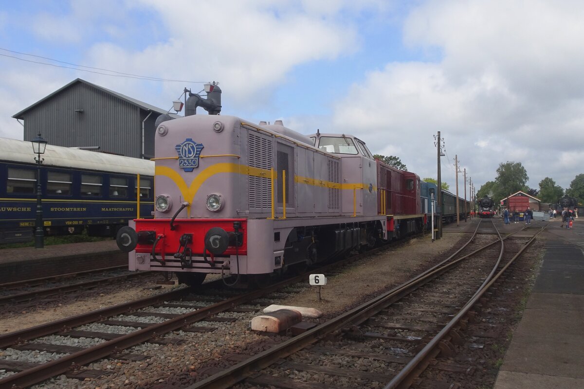 VSM 2530 -wegen der Purperpinke Farbenkleid auch Bisschop (Bischof) genanntm, steht am 28 Juli 2023 ins Bw Beekbergen whrend ein Tagesfahrt bei der VSM.