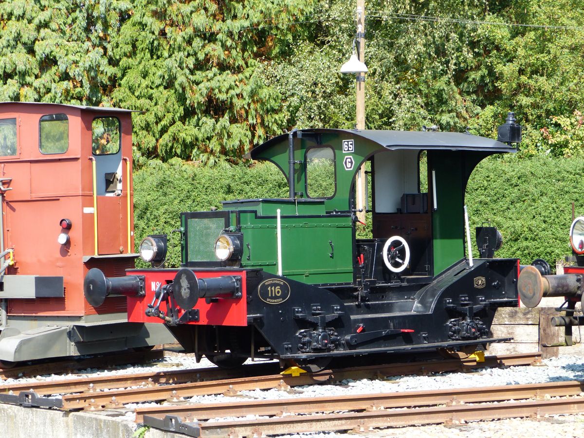 VSM Diesellok NS 116  Oersik  Baujahr 1930. VSM Bahnhof Beekbergen 03-09-2017.

VSM diesellocomotief NS 116  Oersik  bouwjaar 1930. VSM station Beekbergen 03-09-2017.