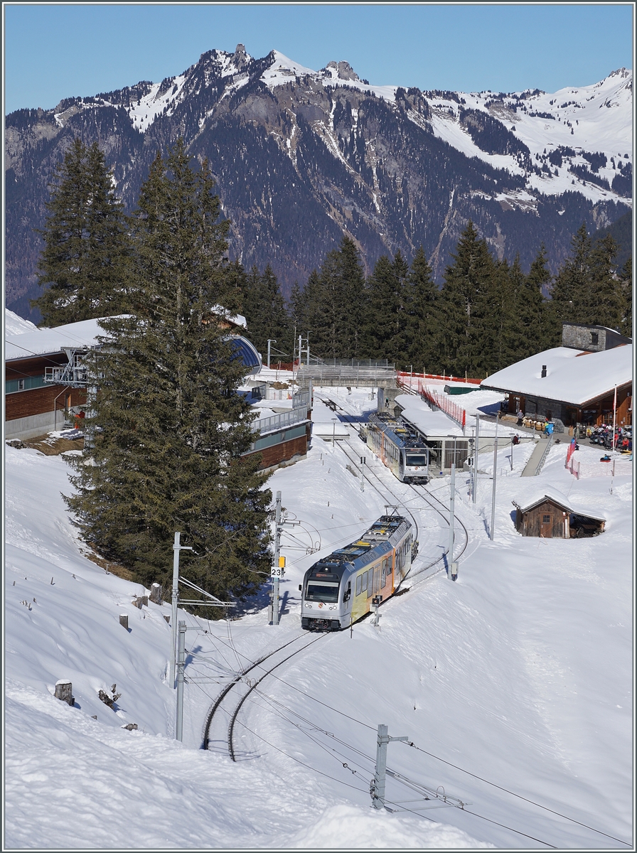 Währen der Be 4/6 nach der Grütschalp sich dem Bahnhof von Winteregg nähert, wartet dort schon der Gegenzug nach Mürren. 

18. Februar 2025