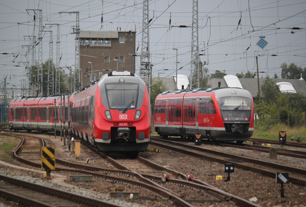 W�hrend 442 353 am 15.08.2015 frei hatte war 642 578-8 als RE 8 von Wismar nach Tessin im Rostocker Hbf unterwegs.