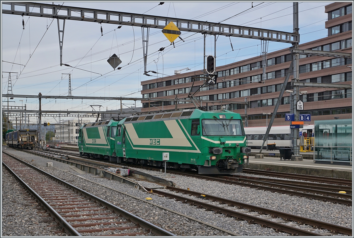 Während bei der MOB die Ge 4/4 Serie 8000 und bei der RhB die Ge 4/4 III meist einzel im Einsatz sind, erfordern die Kieszüge der BAM / MBC in der Regel eine Doppeltraktion der beiden Ge 4/4 21 und 22. Im Bild rangieren die Ge 4/4 21 und 22 nach der Ankunft des Kieszuges in Morges.

18. Oktober 2021