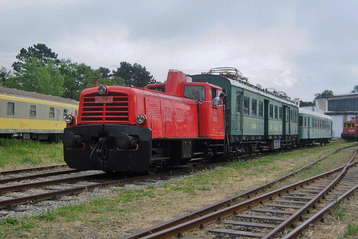 Während ein Offener Wochenende verschiebt 2062.33 eine ex-BBÖ ET10 durch das Gelände des Heizhaus Strasshof am 28 Mai 2012.