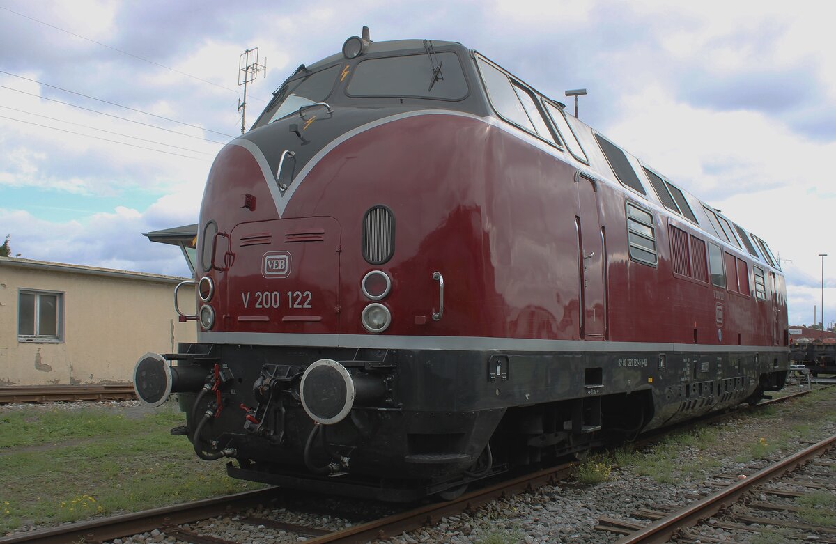 Während der Tag der Schienen am 21 September 2025 steht V 200 122 ins Bw Neuss am Kaiser, wo RheinCargo Offener Tür hatte.