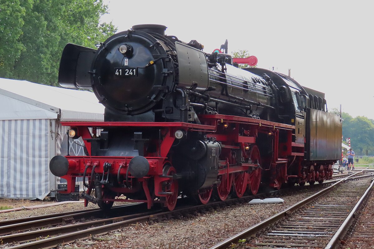 Während  terug naar Toen  steht VSM 41 241 in Loenen und geniesst die Sonnenschein.