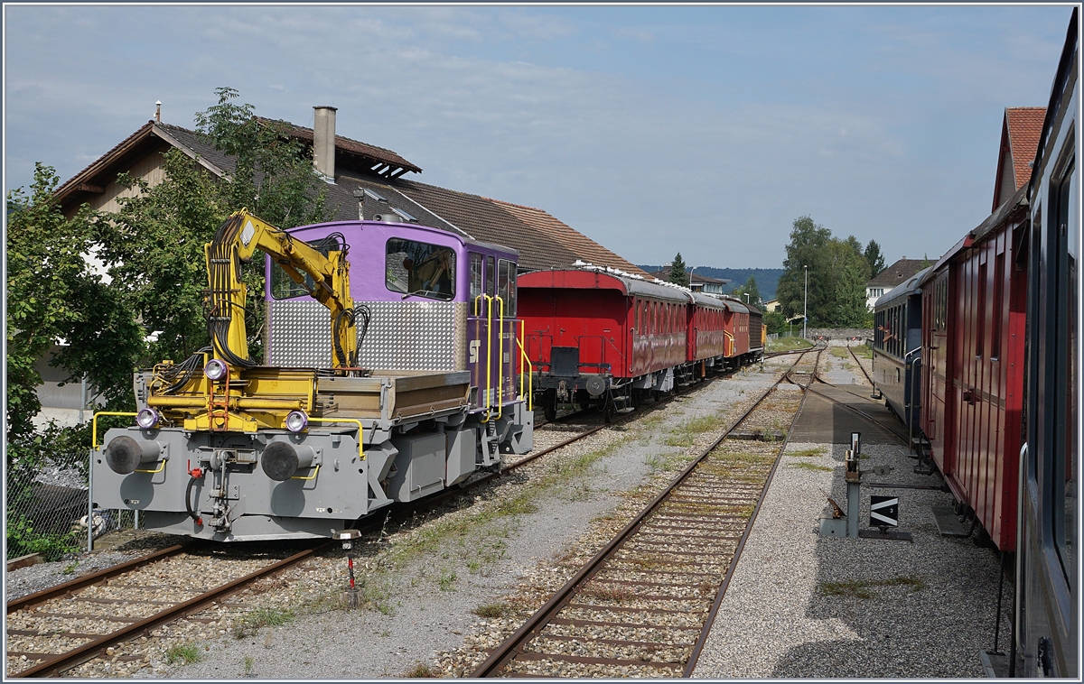 Whrend unser Dampfzug Triengen verlie konnte ich den ST Tm 232 (UIC 98 85 5232 596-7 CH-ST) aus einem sonst nicht mglichen Winkel fotografieren.
27. Aug. 2017