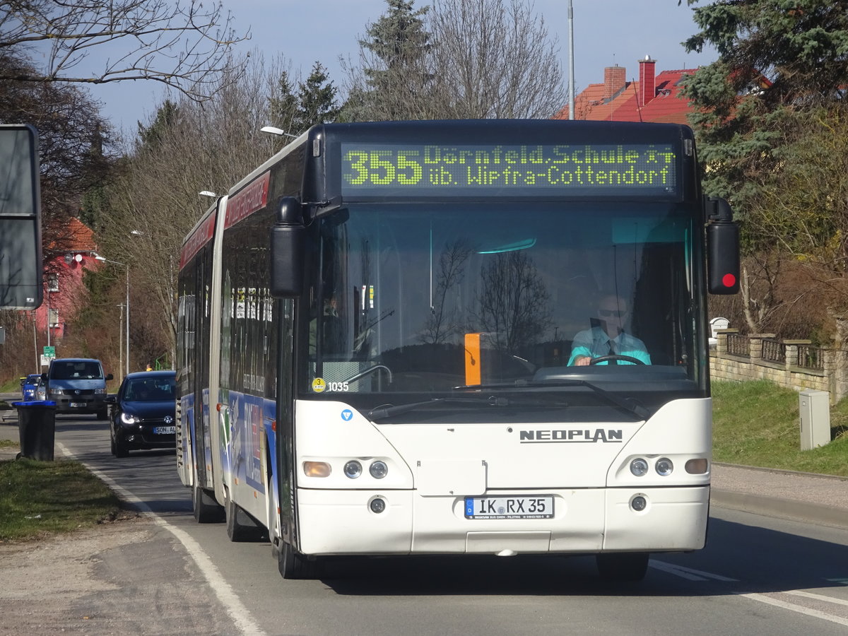 Wagen 1035 der Regionalbus Arnstadt, ein 2-triger Neoplan N4421, am 14.03.17 wie jeden Tag auf der Buslinie 355.