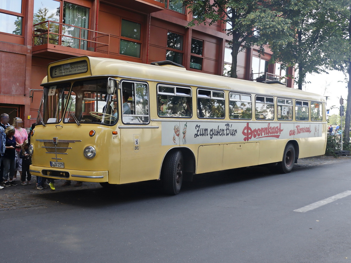 Wagen 237, ein Büssing E2U 62S steht an der Haltestelle Monumentenstr. am Depot für Kommunalverkehr des Deutschen Technikmuseums in Schöneberg am 08. September 2019.