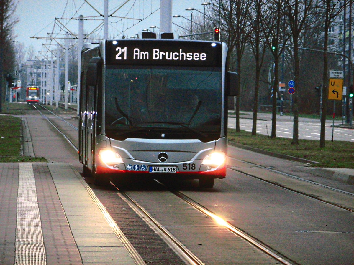 Wagen 518 der HAVAG fhrt als Linie 21 mit ziel Am Bruchsee in die Haltestelle Halle/Saale, Schwimmhalle am 1.4.18 eingefahren