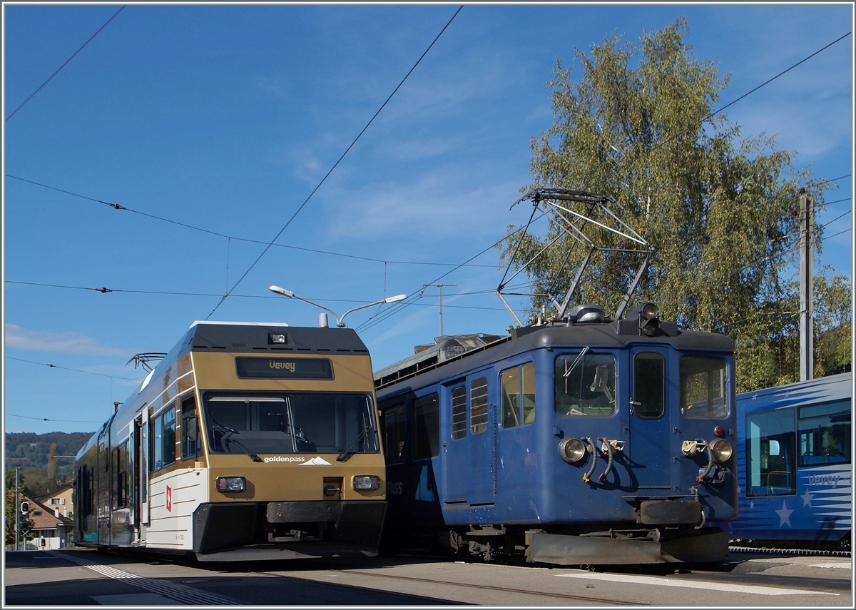 Wahrend der CEV MVR GTW 2/6  Blonay  auf die Abfahrt nach Vevey wartet, steht eine MOB BDe 4/4 auf dem Nebengleis. 
Blonay. den 14. Okt. 2014