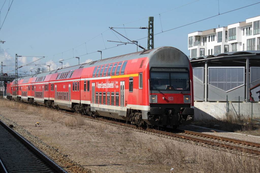 Warnem�nde-Express 18590 von Berlin Hbf(tief)nach Warnem�nde bei der Durchfahrt am 06.04.2015 in Warnem�nde Werft.