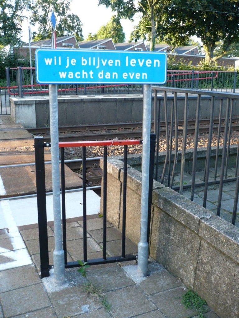 Warnschild Bahnbergang Bahnhof Oisterwijk 18-09-2012.

Waarschuwingsbord bij overpad spoor 1 en 2. station Oisterwijk 18-09-2012.